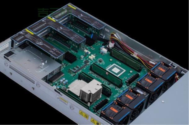 服务器集群技术:多个服务器联合工作,提高效率